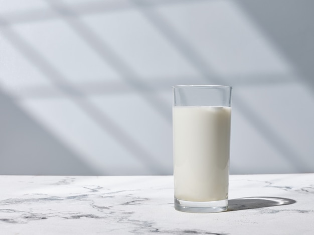 Glas Milch auf dem Küchentisch