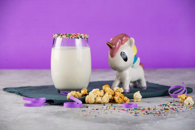 Glas Milch auf dem Tisch mit Einhorn