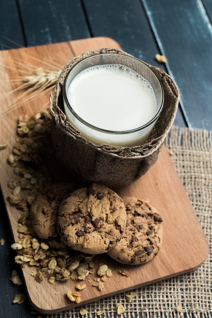 Glas Milch auf dem Tisch