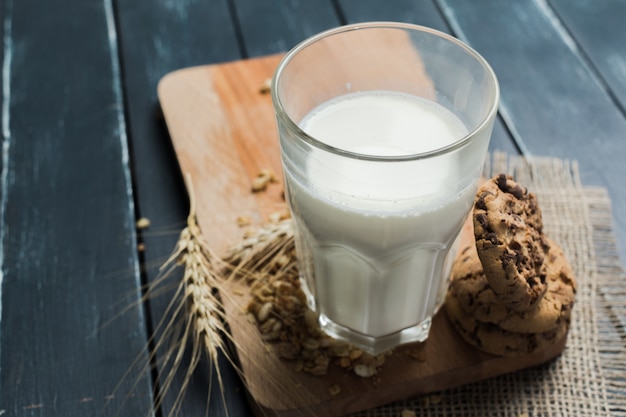 Glas Milch auf dem Tisch