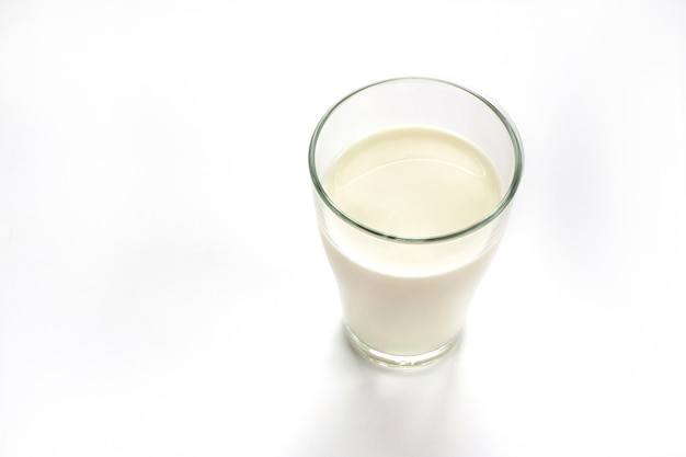 Glas milch auf einem weißen isoliert.