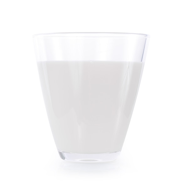 Glas Milch auf Weiß.