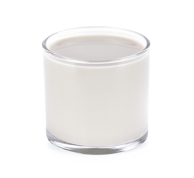 Glas Milch auf weißem Hintergrund