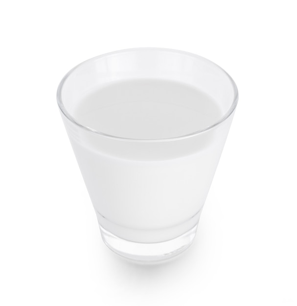 Glas Milch auf weißem Hintergrund