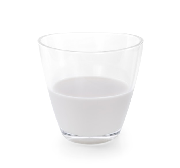 Glas Milch auf weißem Hintergrund