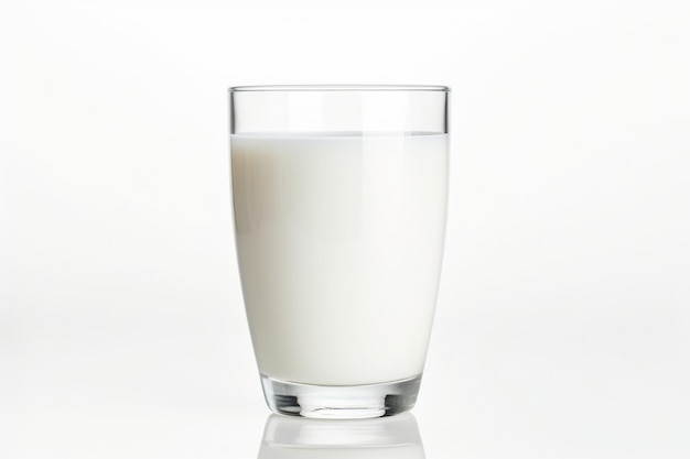 Glas Milch auf weißem Hintergrund