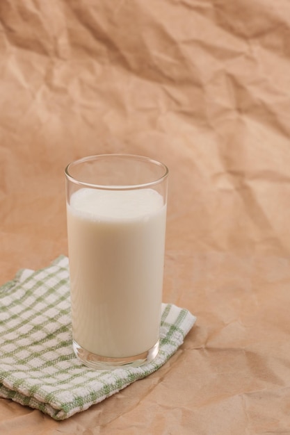 Glas Milch auf zerknittertem Papierhintergrund