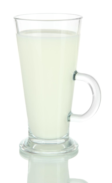 Glas Milch getrennt auf Weiß