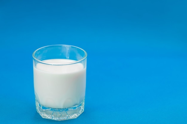 Glas Milch isoliert auf einem farbigen Hintergrund Nahaufnahme von Milchprodukten Milch trinken für eine gute Gesundheit Kuhmilch, gutes Produkt sozialer Kopienraum für Text