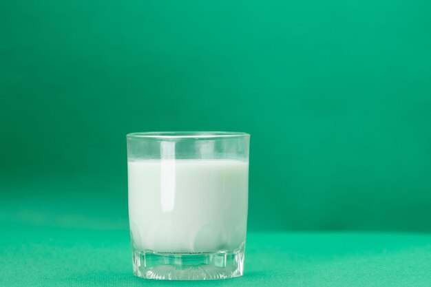Glas Milch isoliert auf einem farbigen Hintergrund Nahaufnahme von Milchprodukten Milch trinken für eine gute Gesundheit Kuhmilch, gutes Produkt sozialer Kopienraum für Text