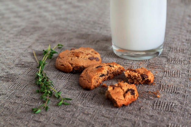 Glas Milch, Kekse, Thymian auf dem Tisch