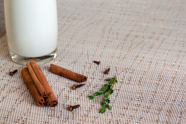 Glas Milch mit Zimt und Thymian