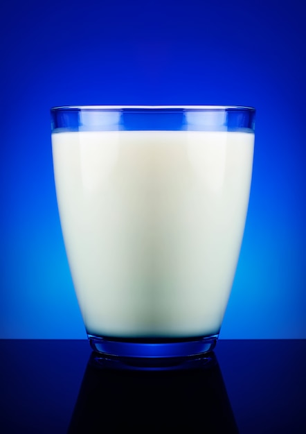 Glas Milch und blaue Oberfläche