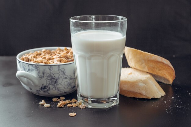 Glas Milch und Brot