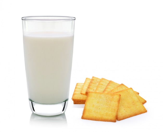 Glas Milch und Cracker isoliert