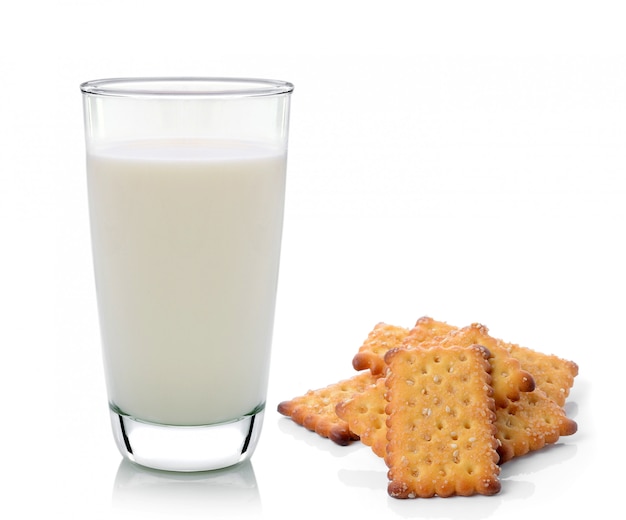 Glas Milch und Cracker lokalisiert auf Weiß