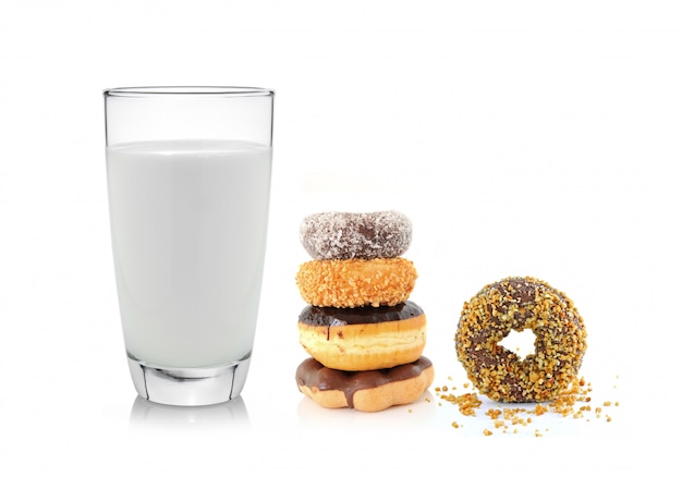Glas Milch und Donut lokalisiert auf Weiß