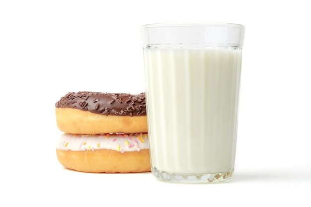 Glas Milch und Donuts