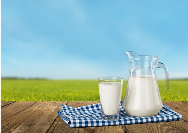 Glas Milch und Flasche im Hintergrund