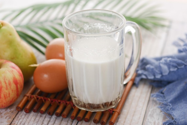 Glas Milch und frisches Obst auf dem Tisch