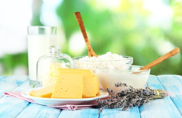 Glas Milch und Käse auf natürlichem Hintergrund