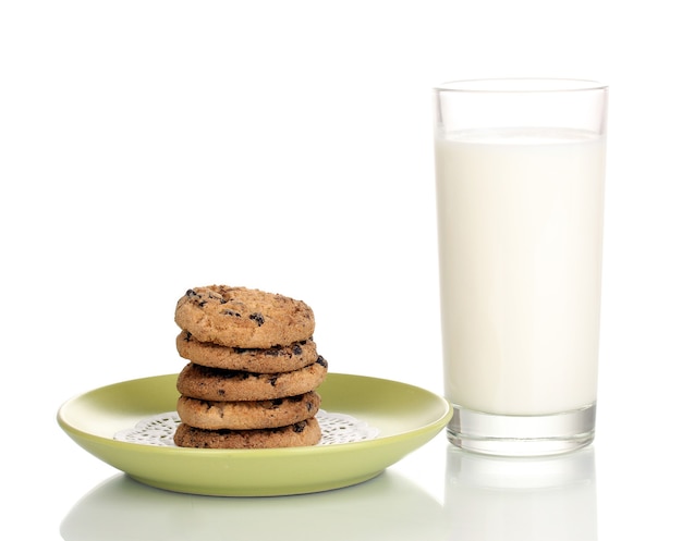 Glas Milch und Kekse isoliert auf weiss