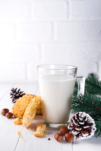 Glas Milch und Kekse speziell für den Weihnachtsmann.