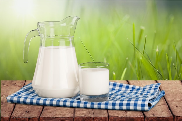 Glas Milch und Krug auf dem Tisch