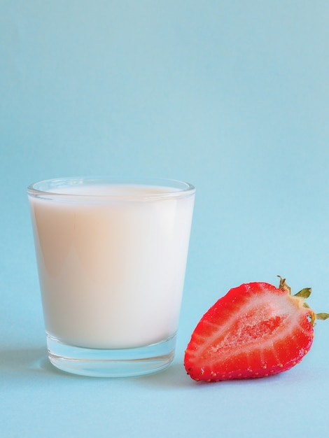 Glas Milch und reife Erdbeeren