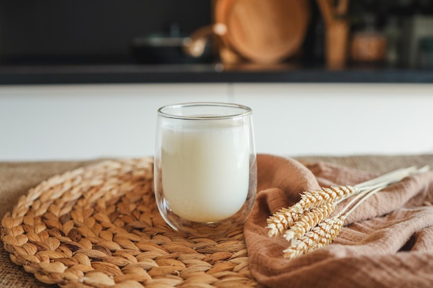 Glas Milch und Weizenähren hautnah