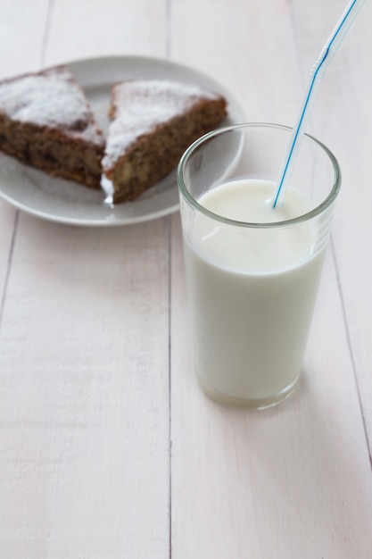 Glas Milch und zwei Stücke Kuchen