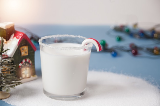 Glas Milch-, Zuckerstangen-, Haus- und Weihnachtsbaumminiaturen auf Blau