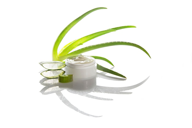 Glas mit Aloe-Vera-Creme auf einer Studienaufnahme