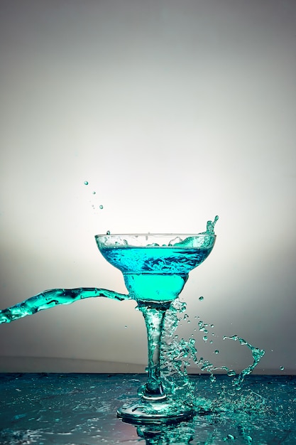 Glas mit blauem Champagner oder Cocktail