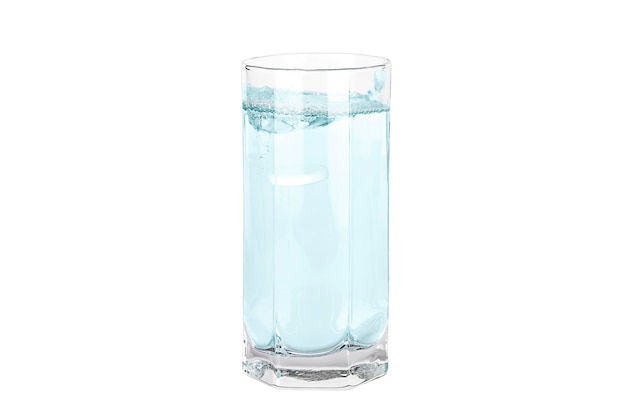 Glas mit blauem Wasser und Pille isoliert