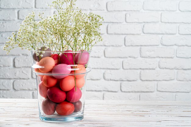 Glas mit bunten Eiern für die Osterfeier