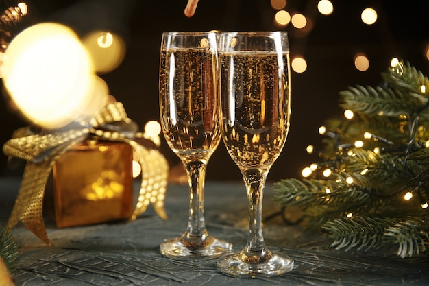 Glas mit Champagner in der Weihnachtsnacht