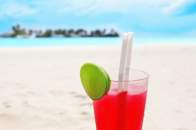 Glas mit Cocktail am Meeresstrand