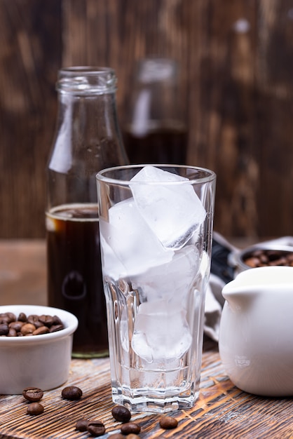 Glas mit Eis für kalten Kaffee