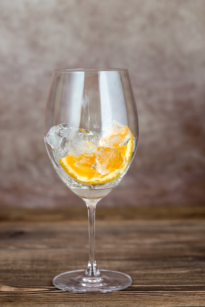 Glas mit Eis und Orange