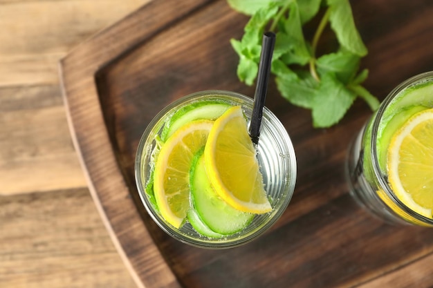 Glas mit entgiftendem Gurkenwasser auf Holzbrett aus nächster Nähe