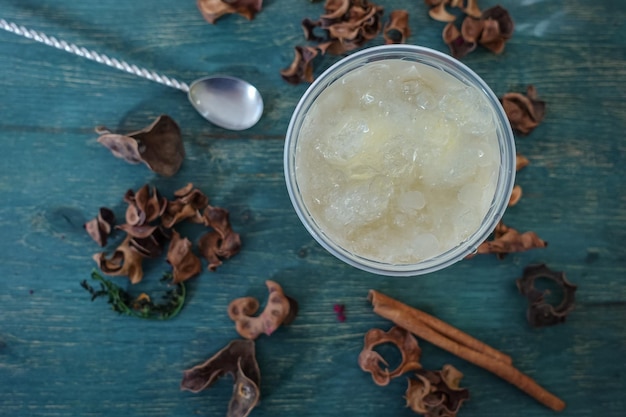 Glas mit erfrischendem Getränk Bubble Tea mit Eis