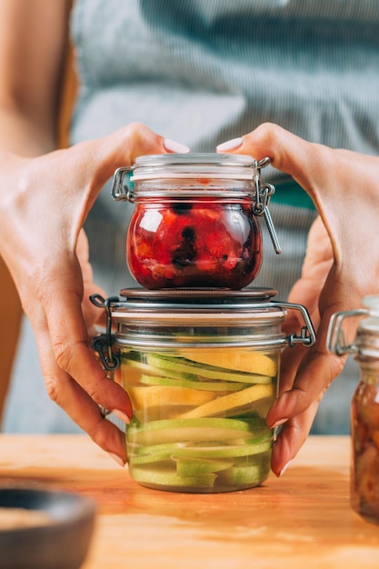 Glas mit fermentierten Früchten