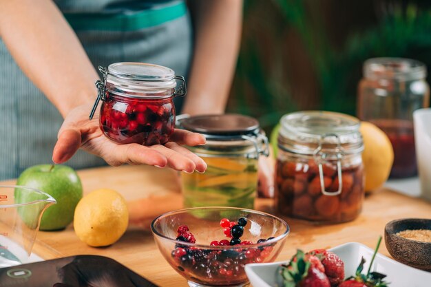 Glas mit fermentierten Früchten