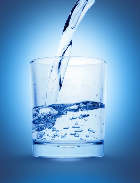 Glas mit fließendem Wasserspritzer