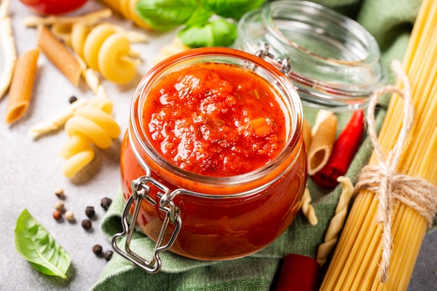 Glas mit hausgemachten klassischen würzigen Tomatenteigwaren oder Pizzasoße.