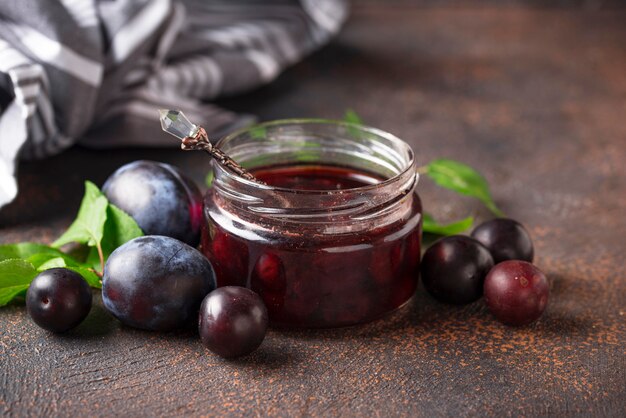 Glas mit hausgemachter Pflaumenmarmelade