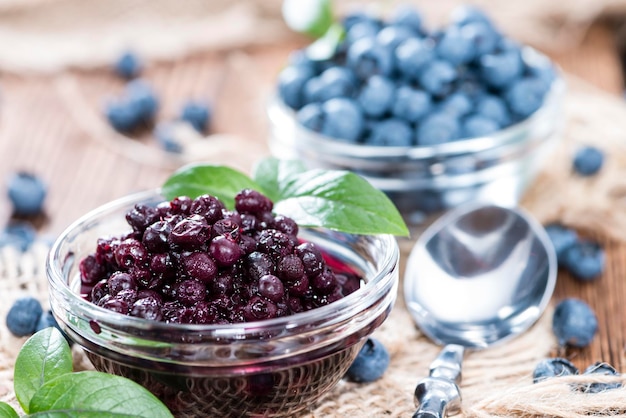 Glas mit Heidelbeeren aus der Dose