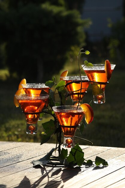 glas mit kaltem sommergetränk und fruchtcocktail