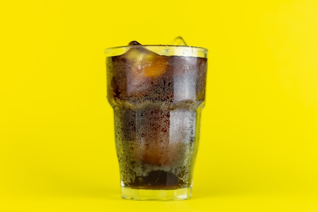 Glas mit kalter Cola